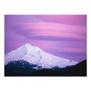 Djupt lila moln omger Mount Hood, i Fototryck