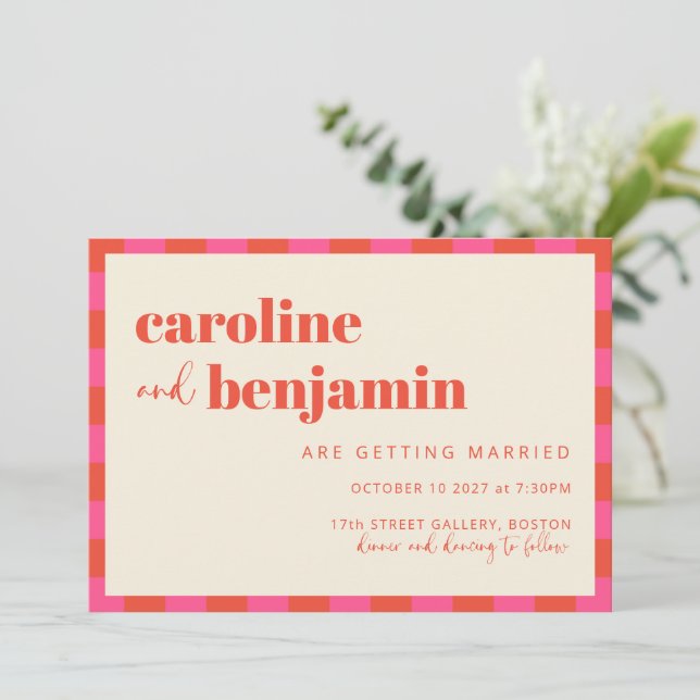 Djupt rosa och orange schackbräde mönster bröllop  inbjudningar (Stående Fram)