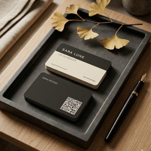 Djupt Svart Japandi Minimal QR-kod Designer Studio Visitkort (Deep Black Japandi Minimal QR Code Designer Studio Business Card)
