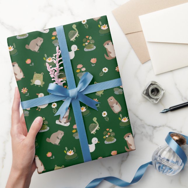 Djur i dammen & näckrosblad på mörkgrön presentpapper (Gifting)