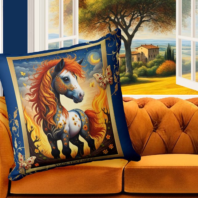 Djur med kvismisk konstnärlig horse, färgade djur kudde (Pillow featuring a whimsical painting of a colorful cute horse at night, with butterfly friends)