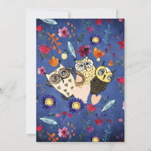 Djurfamiljen lycklig Bird Uggla i Blomsterträdgård