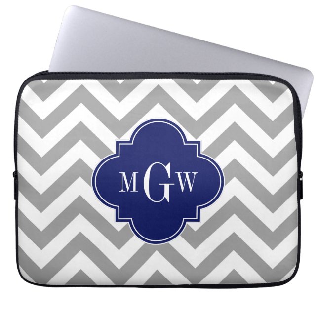 Dk Grått Lg Chevron Navy Quatrefoil 3 Monogram Laptop Sleeve (Framsidan)