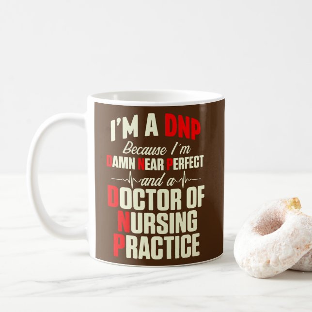 DNP Doktor of Nursing Practice Near Perfekt RN Kaffemugg (Med munk)