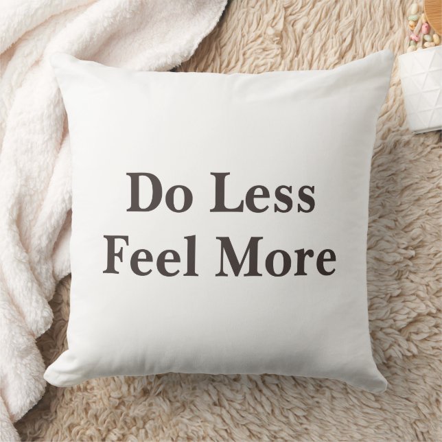 Do Less Feel More Minimalist Quote   Kudde (Filt)