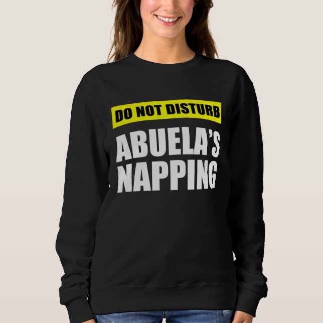 Do Not Disturb Abuela s Napping T Shirt (Framsida)