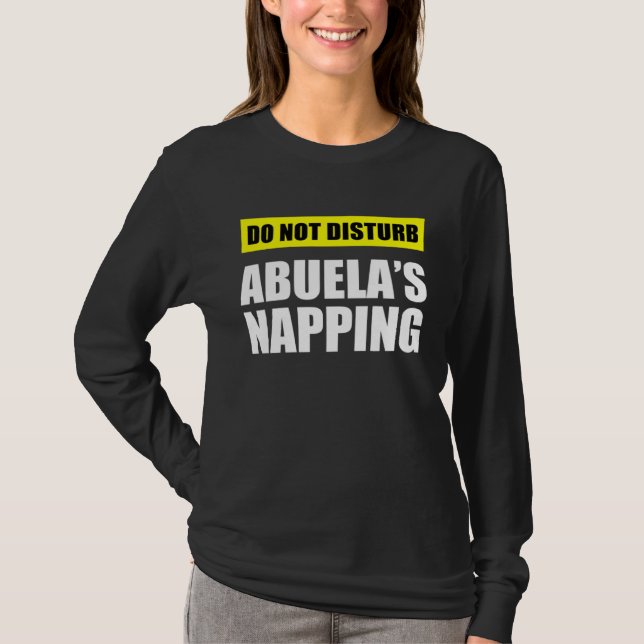 Do Not Disturb Abuela s Napping T Shirt (Framsida)
