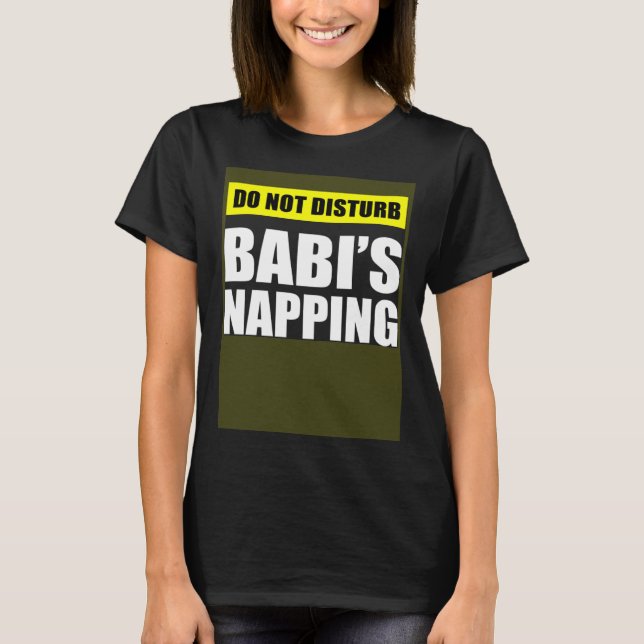 Do Not Disturb Babi s Napping T Shirt (Framsida)