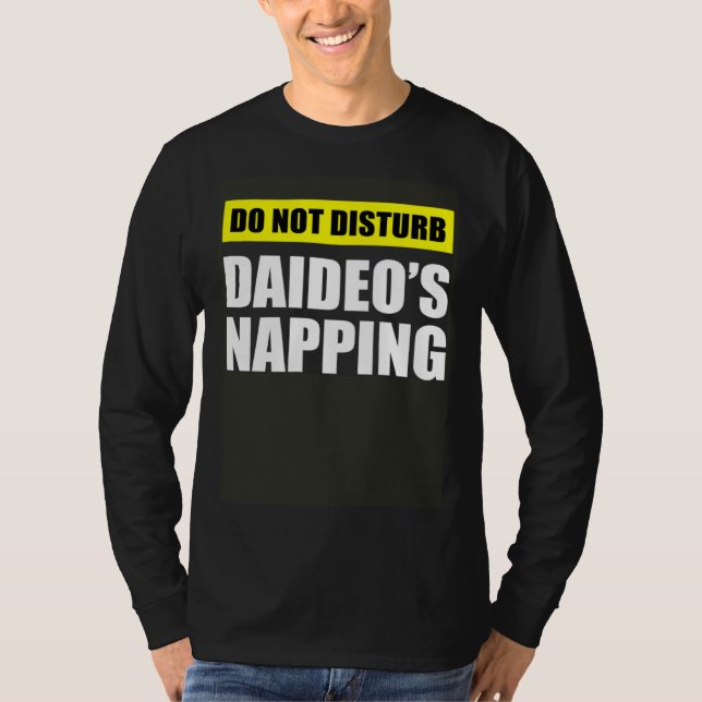 Do Not Disturb Daideo s Napping T Shirt (Framsida)