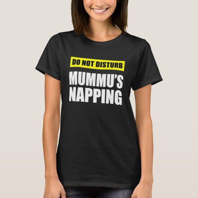 Do Not Disturb Mummu's Napping T Shirt (Framsida)