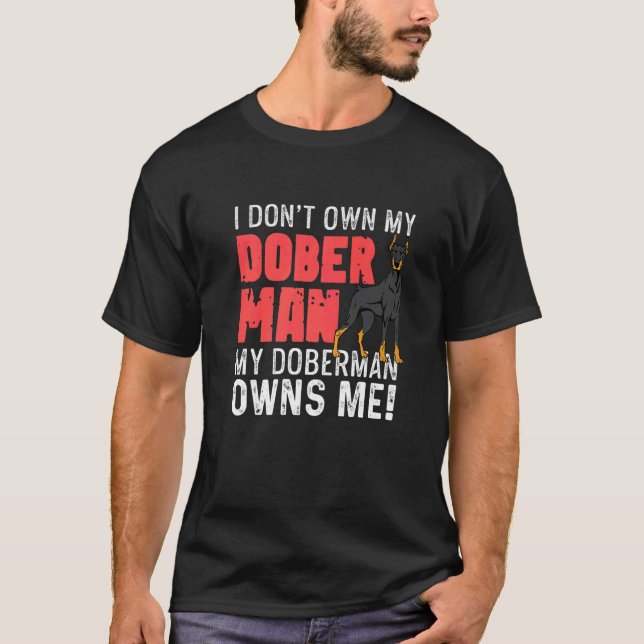 Doberman äger mig hundpromenadörer t shirt (Framsida)