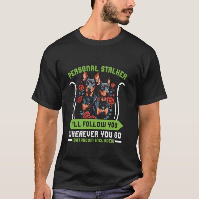 Doberman Hund PERSONAL STALKER JAG FÖLJER DIG Dobi T Shirt (Framsida)