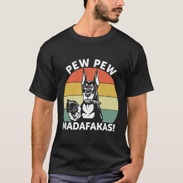 Doberman Hund Pew Pew Madafakas Crazy 1106 T Shirt (Framsida)
