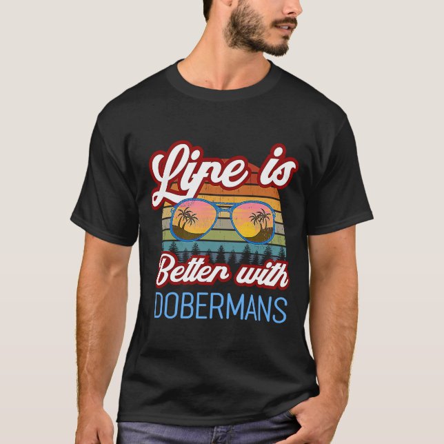 Doberman Hund Retro Sunset with Dobermans T Shirt (Framsida)