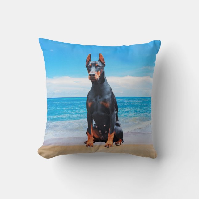 Doberman Hund Sitta vid Beach Kudde (Framsida)