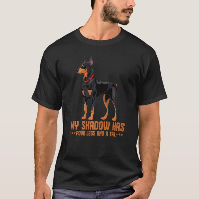 Doberman min skugga har fyra Ben och en Svan-pinsc T Shirt (Framsida)