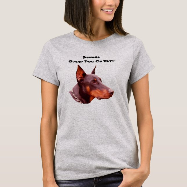 Doberman Pinscher Beware Funny T-Shirt (Framsida)