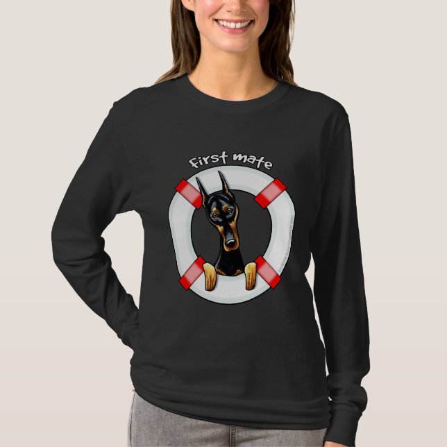 Doberman Pinscher First Mate T Shirt (Framsida)