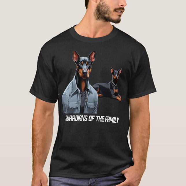 Doberman Pinscher Guardians of Family T Shirt (Framsida)
