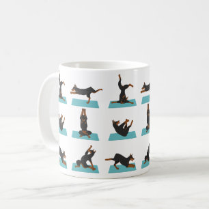 Doberman Pinscher hund gör yoga Kaffemugg