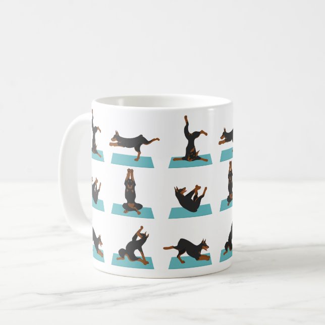 Doberman Pinscher hund gör yoga Kaffemugg (Framsida vänster)