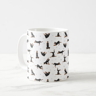 Doberman Pinscher hund gör yoga Kaffemugg