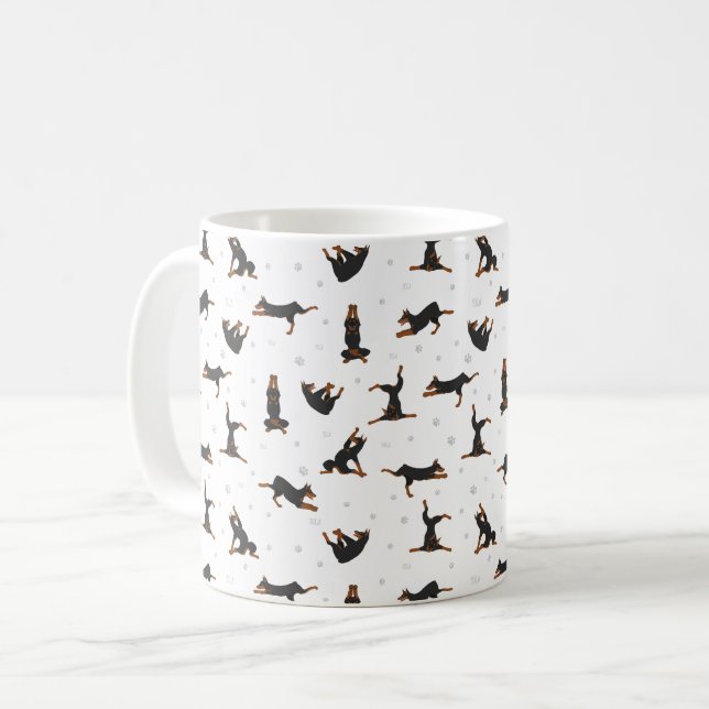 Doberman Pinscher hund gör yoga Kaffemugg (Framsida vänster)