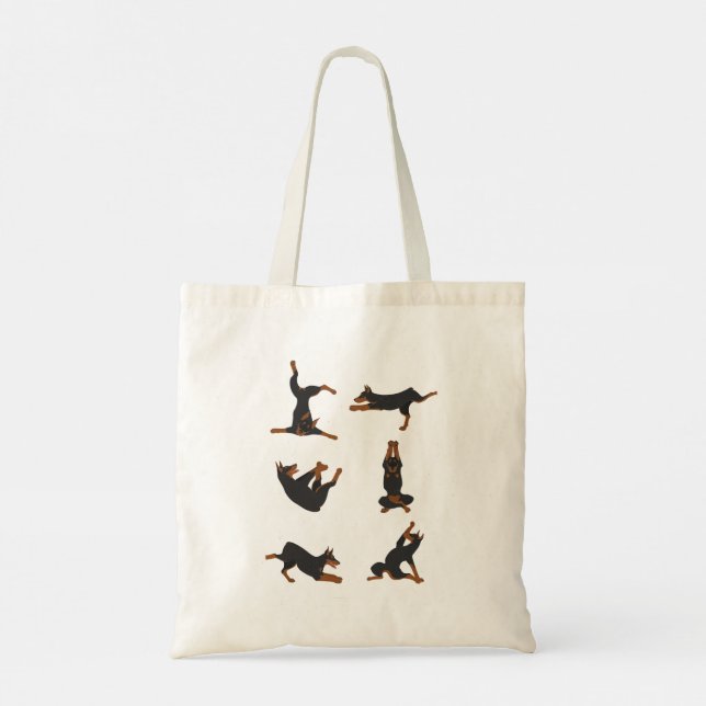 Doberman Pinscher hund gör yoga Tote-väskan Tygkasse (Baksida)