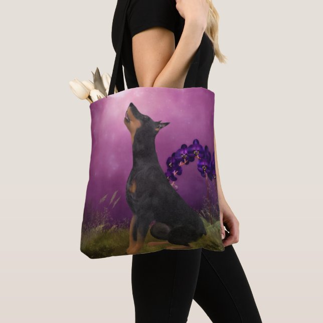 Doberman Pinscher Lila Orkidéer Hundkonst  Tygkasse (Närbild)
