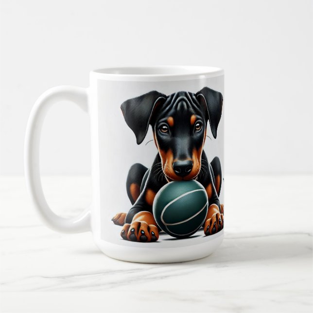 Doberman Pinscher Puppy Holding a Boll Kaffemugg (Vänster)