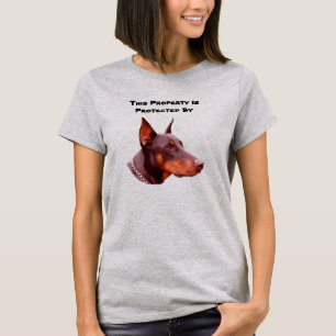 Doberman Pinscher skyddad av Funny T-Shirt