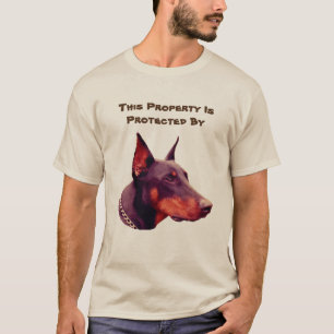 Doberman Pinscher skyddad av Funny  T Shirt