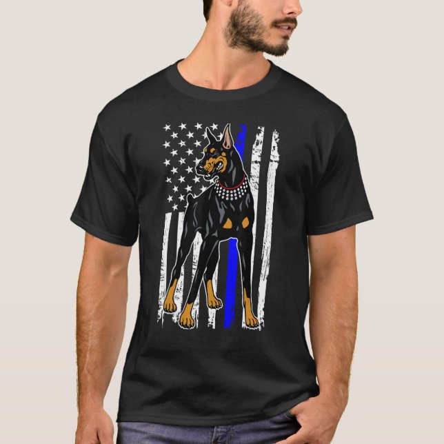 Doberman Pinscher Thin Blue Line America Flagga T Shirt (Framsida)