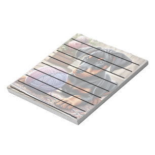 Doberman Puppy med Boll på ett färgstarkt Matta Anteckningsblock