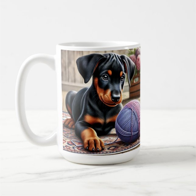 Doberman Puppy med Boll på ett färgstarkt Matta Kaffemugg (Vänster)