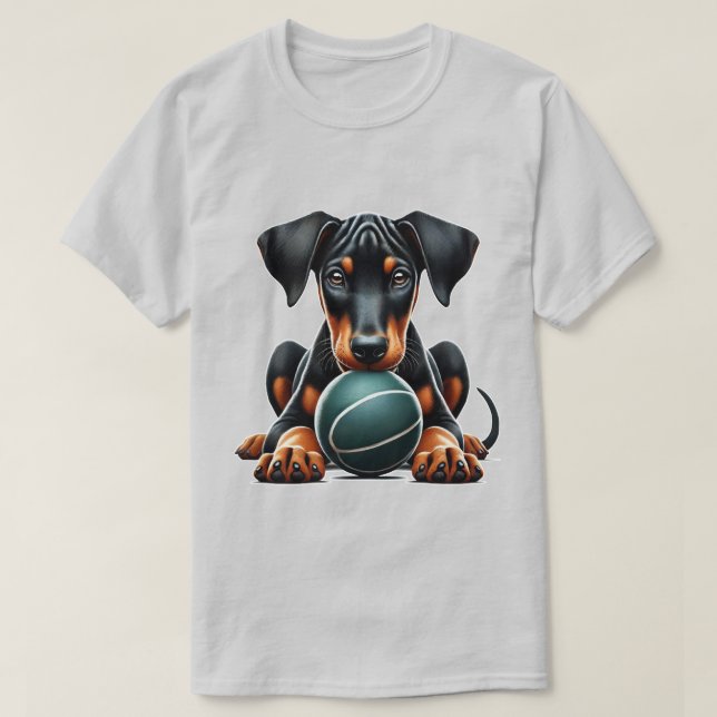 Doberman Puppy Spelar med Boll T Shirt (Design framsida)