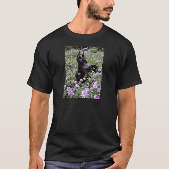 Dobermanen i blomma lappar tee (Framsida)