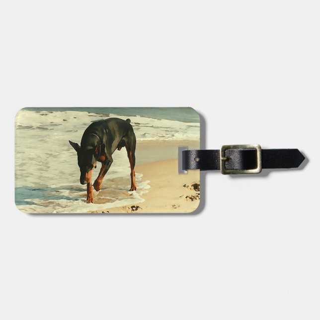 Dobermanen på strandmålningen avbildar bagagebricka (Horisontell Framsida)