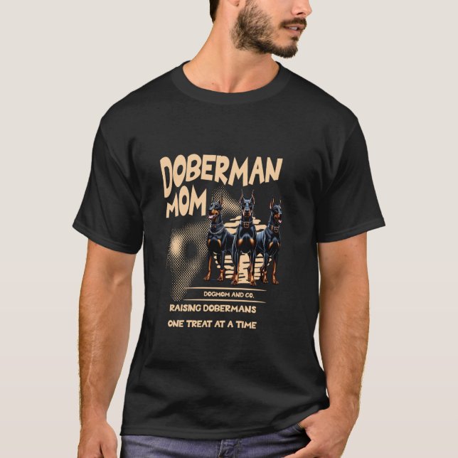 Dobermanmamma som föder upp dobermans en belöning  t shirt (Framsida)