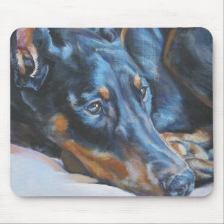 Dobermanmusen vadderar musmatta