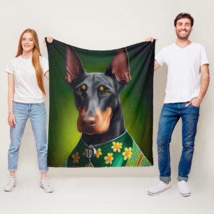 Dobermann hund i St. Patricks dag dräkt Fleecefilt