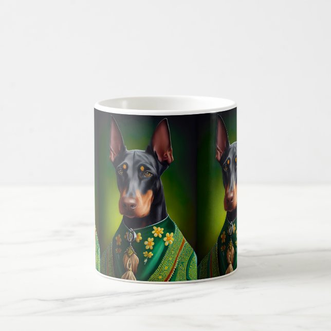 Dobermann hund i St. Patricks dag dräkt Kaffemugg (Center)