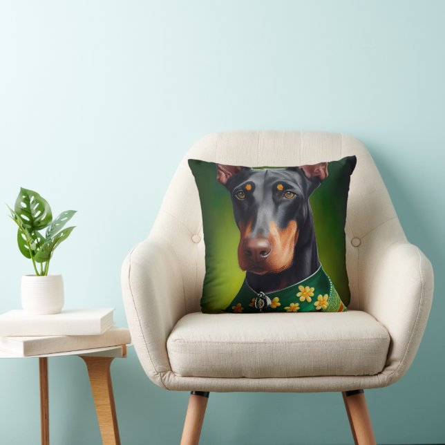 Dobermann hund i St. Patricks dag dräkt Kudde (Stol)