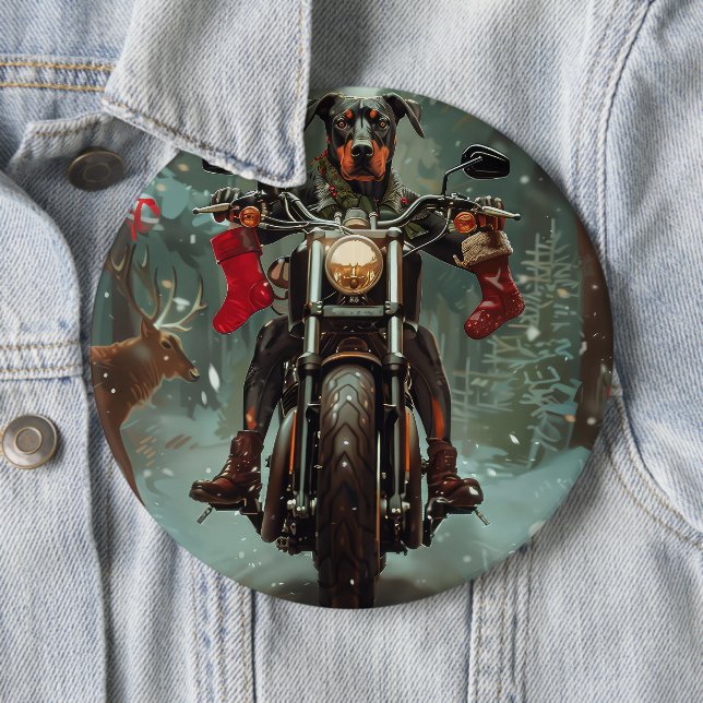 Dobermann hund som kör motorcykel jul knapp (In Situ)