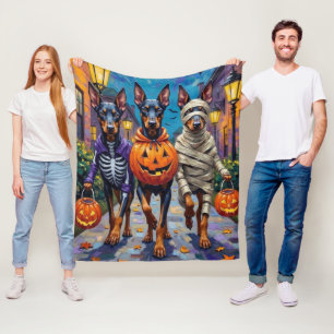 Dobermann-hundar som går runt på halloweenfirande  fleecefilt