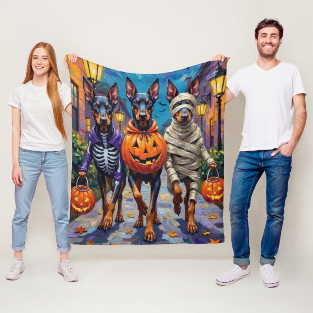 Dobermann-hundar som går runt på halloweenfirande  fleecefilt (På plats)