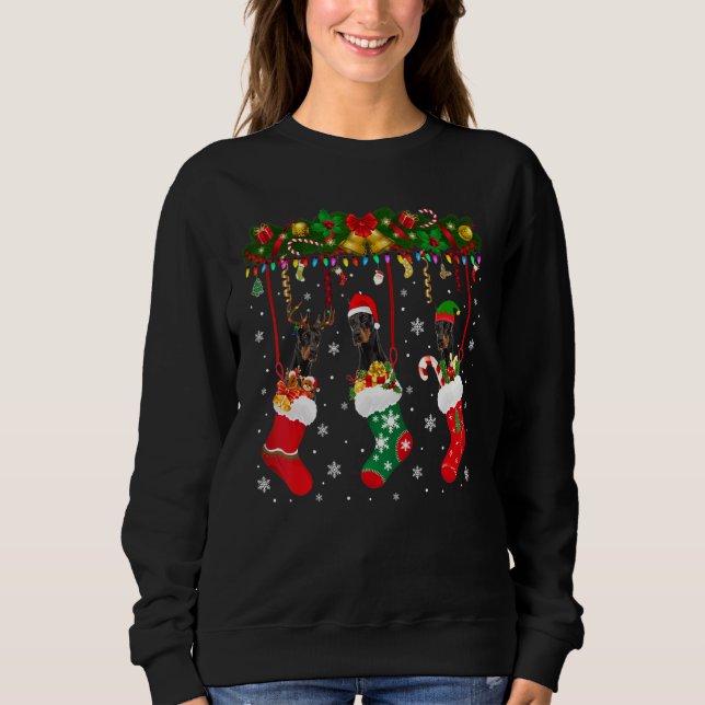 Dobermann in Sock Julafton Reindeer Santa Elf Hund T Shirt (Framsida)
