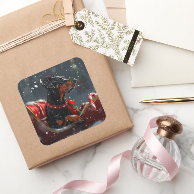 Dobermann Julfirande Fyrkantigt Klistermärke (Gifting)