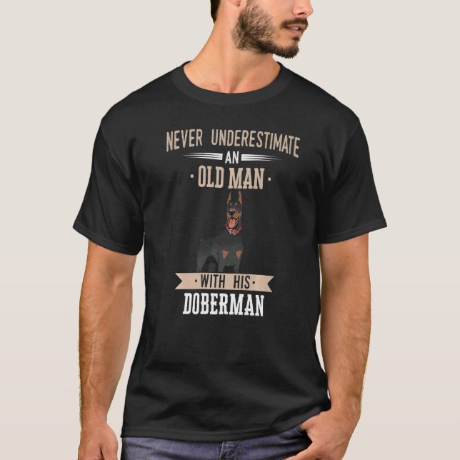Dobermann Pinscher Gammal Man T Shirt (Framsida)