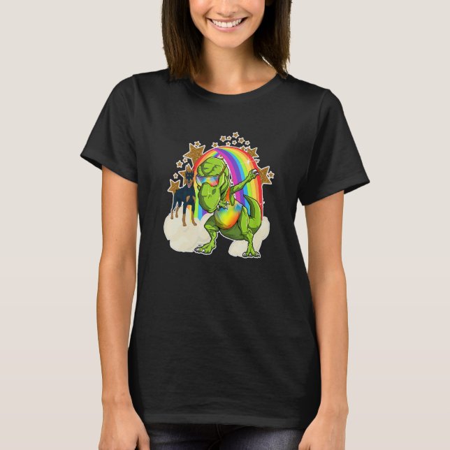 Dobermann Pinscher rider på regnbågsmoln bredvid D T Shirt (Framsida)